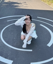 海邊玩水正妹芊芊！激萌表情嗨翻天 白皙美腿泡在浪裡
