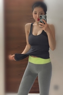 瑜伽老師：紫蘇162.C.45.27歲 皮膚身材保養的不錯 身材好