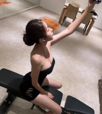 高雄高挑大奶性感茶：芭比165.E.47.29歲 性感尤物 風騷淫蕩