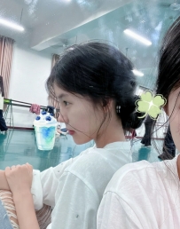 高雄蘿莉送茶：諾兒160.C.46.20歲 白皙鄰家感 臉蛋漂亮